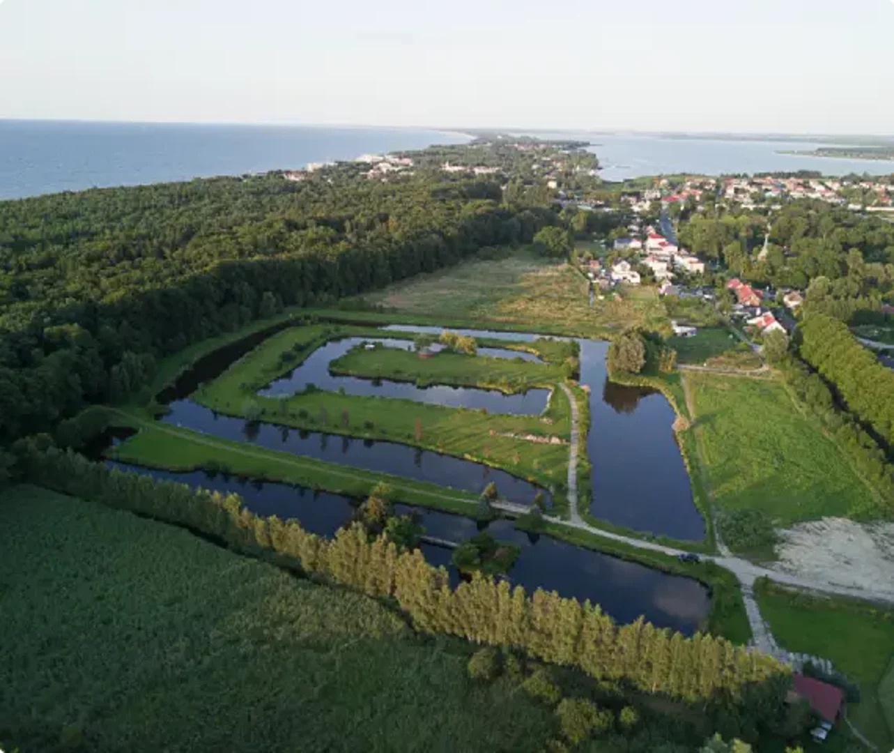 Spokojne stawy w okolicy Mielna otoczone zielenią